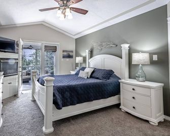 Lakefront Luxury & Stunning Sunsets! (May 15 -Jun 18 & Sept) Spring Sale On Now) - Sylvan Lake - Schlafzimmer