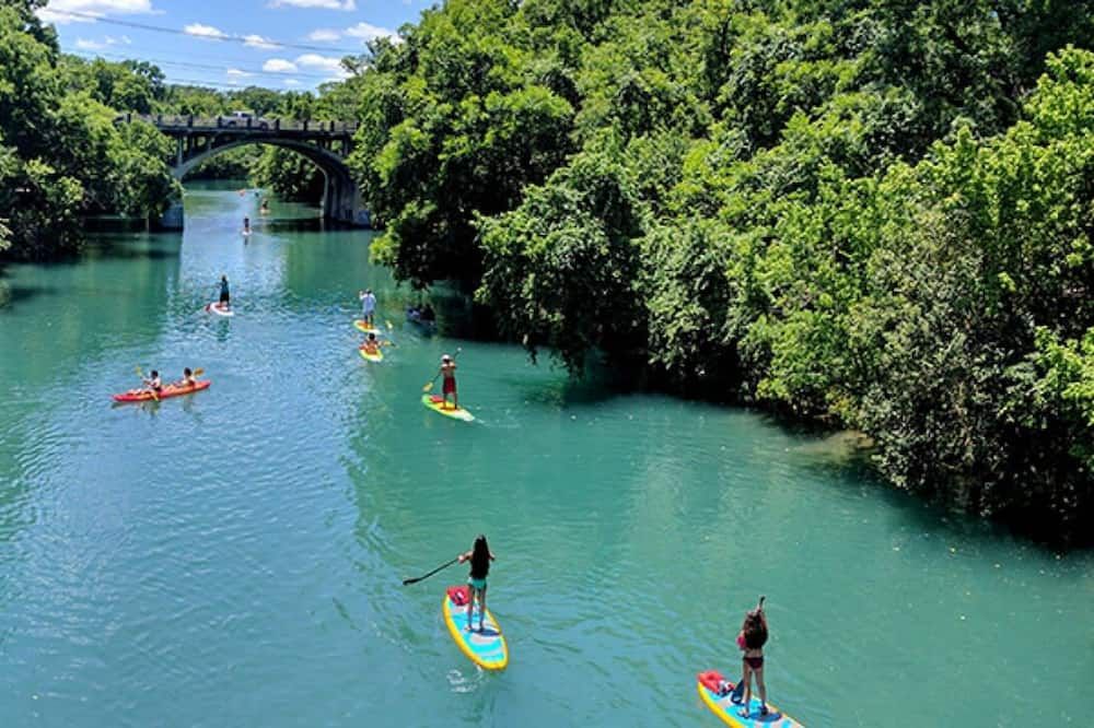 سبيشاس آند تشيك كينج بد بدروم سويت 5 مين تو دي تي - أوستن