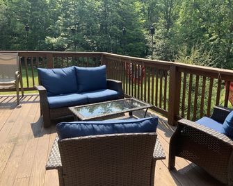 Eagle Rock Resort! Lake views! Closest to the Beach - Hazleton - Balkon