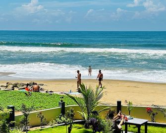 Maadathil Cottages & Beach Resort - Varkala - Strand