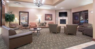 Holiday Inn Express & Suites Pueblo North - Pueblo - Area lounge