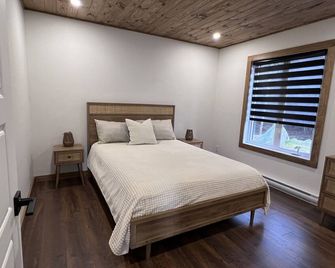 Welcome to your haven of peace, a magnificent chalet nestled in the heart of nature. - Rivière-Rouge - Chambre