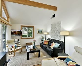 Gorgeous Cabin Close to Lake in Dunsmuir, California - Dunsmuir - Sala de estar