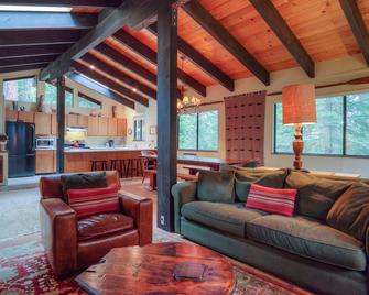 Rustic, comfy, dog-friendly cabin in the pines - walk to homeowners lake & beach - Homewood - Living room