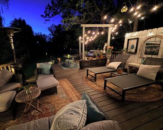 Charming Village Home with an Enchanting Backyard Oasis - Geneseo - Binnenhof