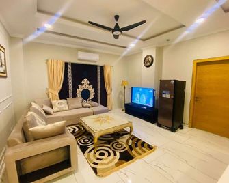 Holidazzle Serviced Apartments & Suites - Rawalpindi - Sala de estar