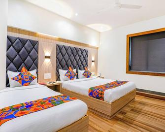 Fabhotel Riza International - Nr Nesco Exhibition Centre - Mumbai - Bedroom