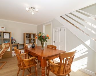 The Cottage - Salisbury - Dining room