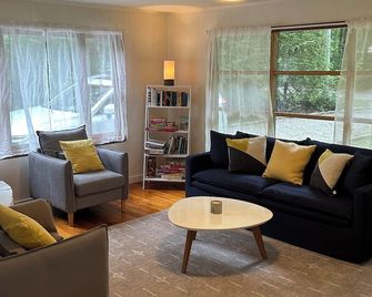 Mid-Century Charm and Steps to Private Beach! - Grand Bend - Living room