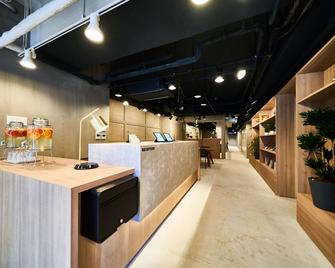 &And Hostel Shinsaibashi East - Osaka - Vastaanotto