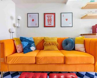 Unique Vintage Vibes - Cozy Tiny Home close to UT - אוסטין - סלון