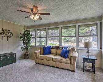 Condo with Sunroom, Near Downtown Hendersonville! - Hendersonville - Living room