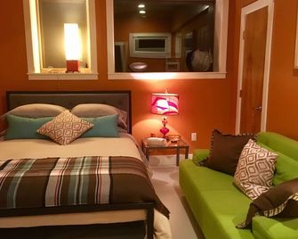 Private Suite with a Sweet View. Spacious, close to town, dog friendly - Shelburne Falls - Bedroom