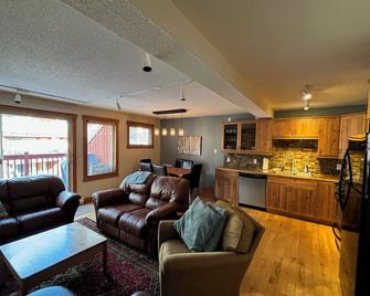 Mountain retreat: spacious & updated. 3 Bdrm Condo at Panorama Mountain Village - Panorama - Living room