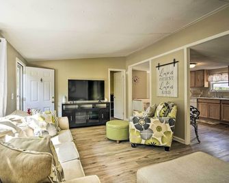 Cozy House with Huge Yard about 16 Mi to Fort Bragg - Lillington - Living room