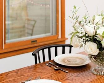 Cozy 2 Bedroom Home W/Hotub - Goshen - Essbereich