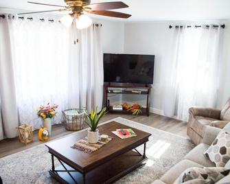 Farm Country Amish Country Newly Renovated - Middlebury - Living room