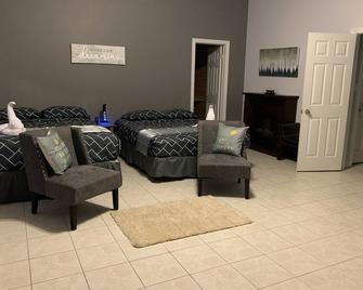 All Year Lakefront Getaway in a private guest rm & indoor pool/Sauna on QEstate - Westport - Bedroom