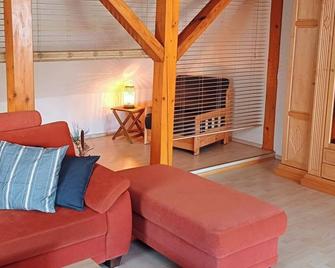 Charming 110 sqm vacation apartment in a farmhouse - Oranienburg - Wohnzimmer