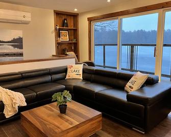 Muskoka - The Eagle's Nest - Port Severn - Living room