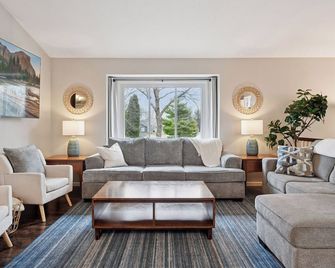 Perfect Gathering Spot in Chanhassen - Chanhassen - Living room
