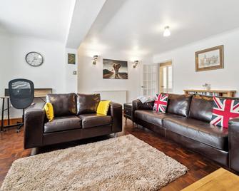 5 double beds in a detached house in Cheshunt - Cheshunt - Living room