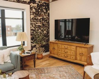 The Eleanor. 2 King bed/ 2 full bath - Leitchfield - Sala de estar