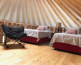 2 Bedroom, 1 Bath Luxury Yurt - Pearisburg - Habitación
