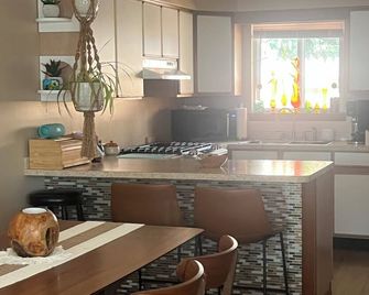 Cozy Vibe, Clean, Beach Access, 10 Mins To Gotl! - Ashtabula - Cocina