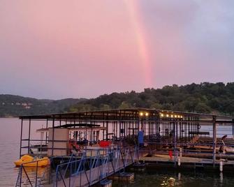 Amazing View Lakefront Cabin w/On-Site Hot Tub & Dock! - Blue Eye - Vista del exterior