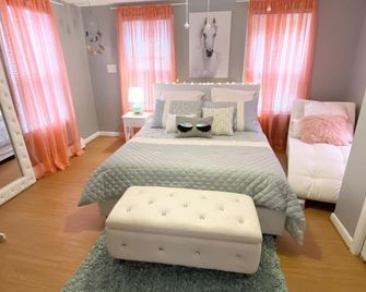 Historic charmer w/firepit surrounded by restaurants, shops and hiking trails - Sykesville - Bedroom