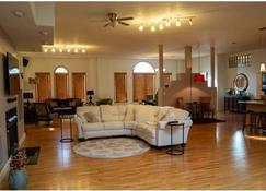 The Loft - Executive Living in the heart of Downtown Bismarck - Bismarck - Living room