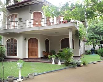 Holiday Nest Bed And Breakfast - Kalutara - Edificio