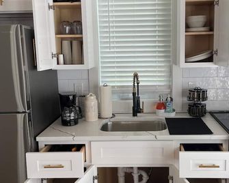 Brand New Modern Cabin Steps away from beautiful Houghton Lake - Houghton Lake - Kitchen