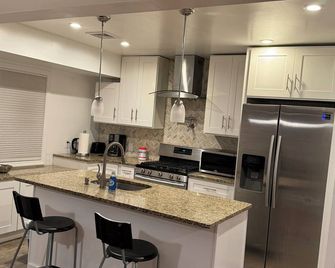 Elegant Baldwin Haven – Room for Everyone with 2 Living Areas & Modern Charm - Baldwin - Cocina