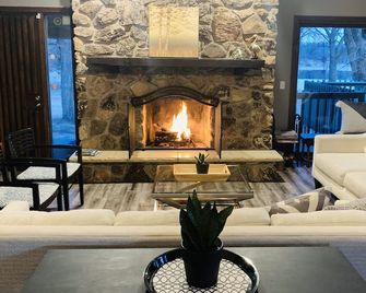 Spectacular Lake Home on Locke Lake in Monticello! - Monticello - Lounge