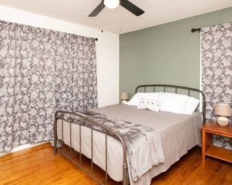 Spacious 3bd with king, 2 living areas and fenced yard - Huntsville - Bedroom
