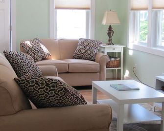 Hyannis, Cape Cod: Sunny Seaside Cottage-3 min. stroll to the beach ! - Barnstable - Living room