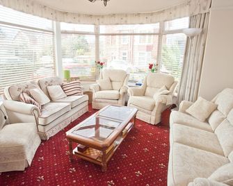 The Clydesdale - Paignton - Living room