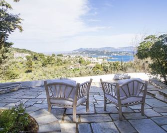 Rustic hilltop Villa with magnificent views and a unique sunrise - Скіатос - Патіо