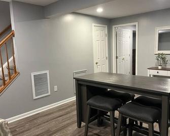 Perfect place for a getaway or a longer stay! Convenient & comfortable - Fredericksburg - Dining room