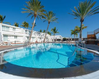 بلس فاريونيس أبارتامينتوس - Puerto del Carmen - حوض السباحة