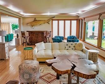 Spacious Waterfront Lake House. Sleeps 8! 4 Bdr/4.5 Bth. Private Dock & Canoes. - Danville - Obývací pokoj