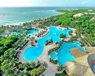 Grand Palladium Kantenah Resort & Spa - אקומל - בניין