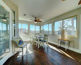 Sunshine Stay! 3bed/2bath Home With Pool & Game Room! Sleeps 10 - Lynn Haven - Comedor