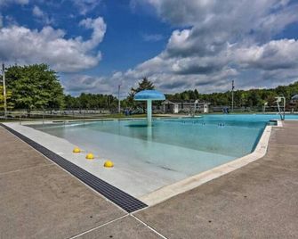 Chalet in the heart of Poconos, romantic getaway near pools and lake - Pocono Pines - Piscine