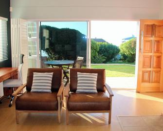 Fully equipped self-catering apartment steps away from ocean. - De Kelders - Living room