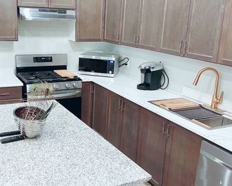 Large Estate 3 Bedroom Luxury Villa - King City - Kitchen