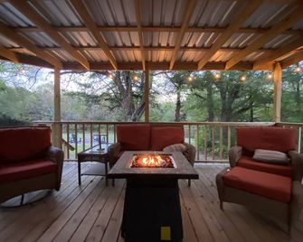 Cozy Lake Texoma Cabin | Firepit & Deck - Kingston - Balcony
