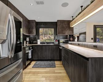 Luxury West Hill Villa! 7 Br,4 Bath,24+ Sleeps - Tannersville - Kitchen